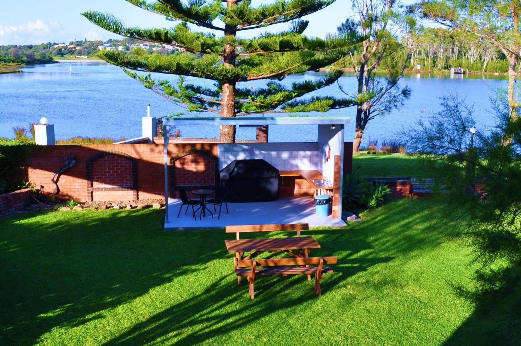 Archy'S On The Lake Burrill Lake Exterior photo
